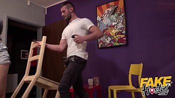 Чувак мощно трахнул сисястую незнакомку в хостеле