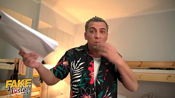 Владелец хостела трахнул двух милых девчушек