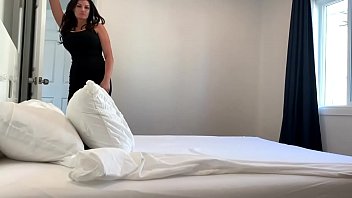 Мачеха пришла ублажить болт пасынка перед сном