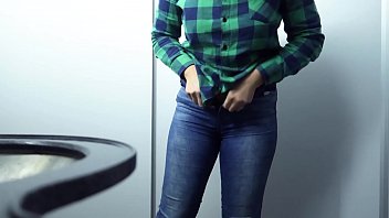 В метро балует подругу вибратором с управлением через телефон