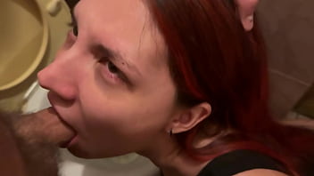 Русскую шлюху опускают в туалете и кормят спермой из ее жопы