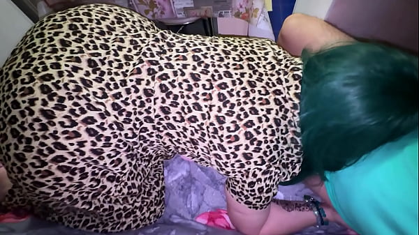 Зрелая мамочка выглянула в окно и ей помогли заняться сексом