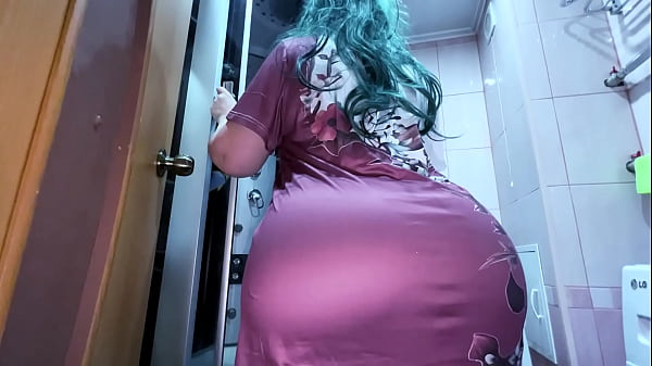 Он увидел свою мачеху в ванной, и она помогла ему расслабиться