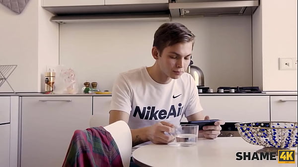 SHAME4K. Парни фантазия кончает со зрелой лучшей подругой мамы